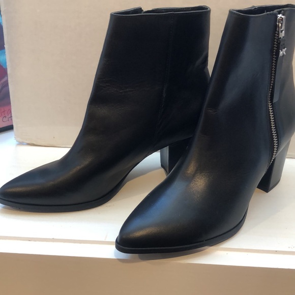 BRAND NEW MICHAEL KORS BLACK LEATHER BOOTIES W/TAGS - Picture 2 of 9
